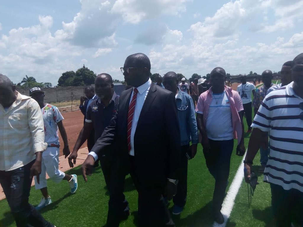 MinSport_Loisir's tweet photo. Il l’a dit, il l’a fait ! L’air de jeu du stade du 6 Mai de #BandunduVille totalement couvert d’une pelouse synthétique grâce à  Maître Papy #Niango @Pniango @PrimatureRDC @Presidence_RDC @fecofa_kinshasa #RDC #DRC https://t.co/f0NAeGXMCz