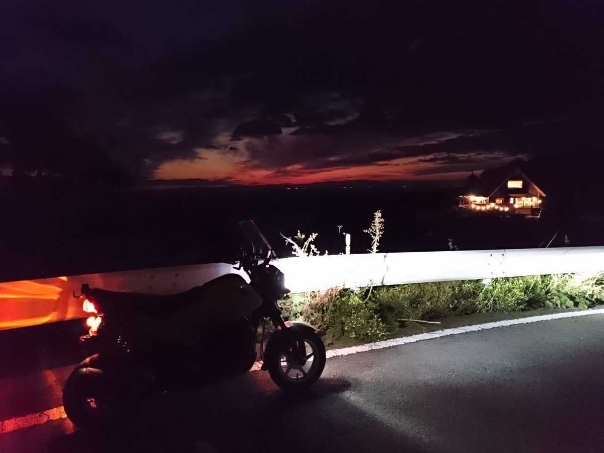 tenpia0203's tweet photo. 沖縄から10数度低い和歌山に帰宅。
さすがに 寒いっす。
タイヤ替えたので、NAVi110の光軸調整♪
有田みかん海道 徳島の街明かりが見える驚き!
#RK91 LEDめっちゃ明るいく安全。
正面から外れると、スパッと光切れるから、山道コーナー 先が見え難いんで怖いわ。
シャトルビームでも付けるか。 https://t.co/txgihpE4DV