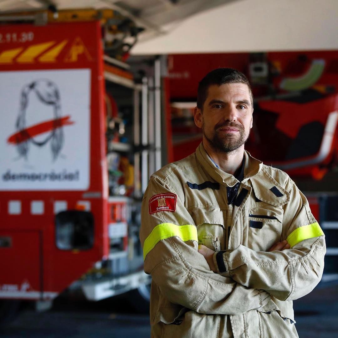 "Quan es va declarar que el referèndum era il·legal, vam decidir fer uns cartells on posés Volem Votar per penjar als camions. Ni posicionats pel sí, ni pel no, però a favor de la democràcia."
👉 instagram.com/p/Bbq2w37AW4T   
<a href="/bomberscat/">Bombers</a> <a href="/ANC_Bombers/">Bombers per la República🎗🚒</a>
📸: aniolresclosa.com