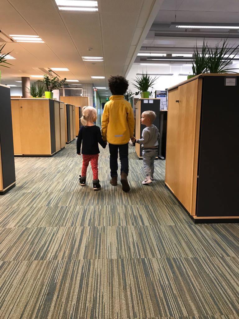 RocheFinland's tweet image. Tänään meillä Rochella myös lapsilla on mahdollisuus tutustua siihen mielenkiintoiseen ja tärkeään työhön, jota lääketeollisuudessa tehdään potilaan parhaaksi. #lapsimukaantöihinpäivä