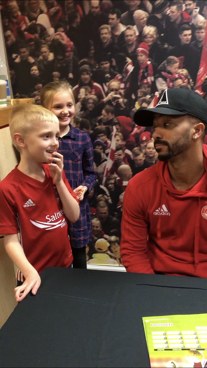 jasmintaylor_4's tweet photo. Mummy, when i grow up, i want to be a professional footballer like Shay. #OneDaySon #aberdeenfc #KidsMeetingTheirHeros @Shay2920 🔴⚪️⚽️ https://t.co/iCAwdScl9u
