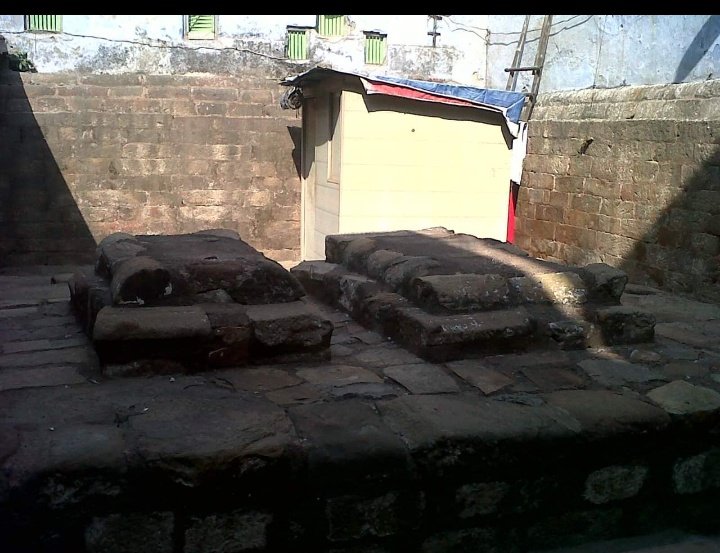 IndiaArtHistory's tweet photo. Controversies did not leave Razia Sultan even after her death. There are 3 claims regarding her grave.
Pic 1: Her grave in Old Delhi, in courtyard, Bulbul-i-khana.
Pic 2: Tomb of Razia in Kaithal.
Pic 3: She and her African slave-Yakut are buried at Tonk in Rajasthan. https://t.co/lAetQ1gBMO