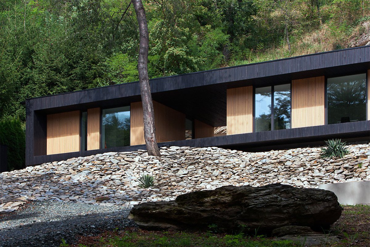 arkitectureow's tweet photo. Nella periferia di Kőszeg, incantevole città storica dell'Ungheria, l’architetto Attila Béres realizza una villa in legno dove la parete rocciosa esterna diventa elemento protagonista creando un piacevole contrasto con la calda naturalezza del legno https://t.co/JJIoEoDoDo