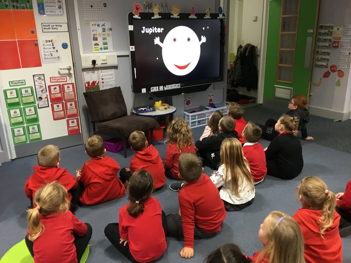 YsgolBrynTeg1's tweet photo. Miss Phillips’ class have been learning all about the planets using #solarsystemsong @Cornerstonesedu #moonzoom https://t.co/uSxVNCQIWy