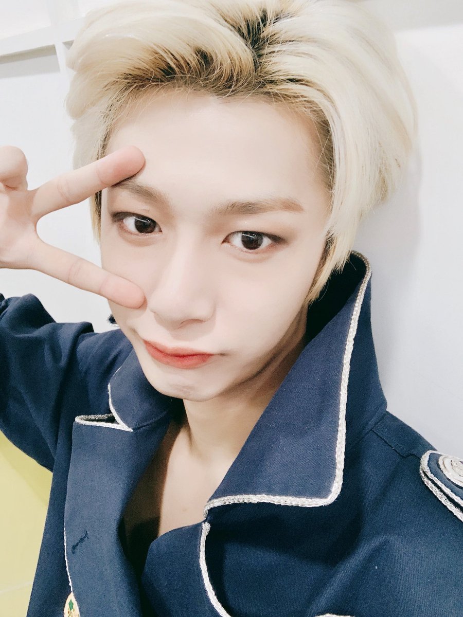 OfficialMONSTAX's tweet photo. [#형원] 뮤뱅 막방 응원해줘서 고마워요.감기조심하세요. https://t.co/iIj5mW7n5z