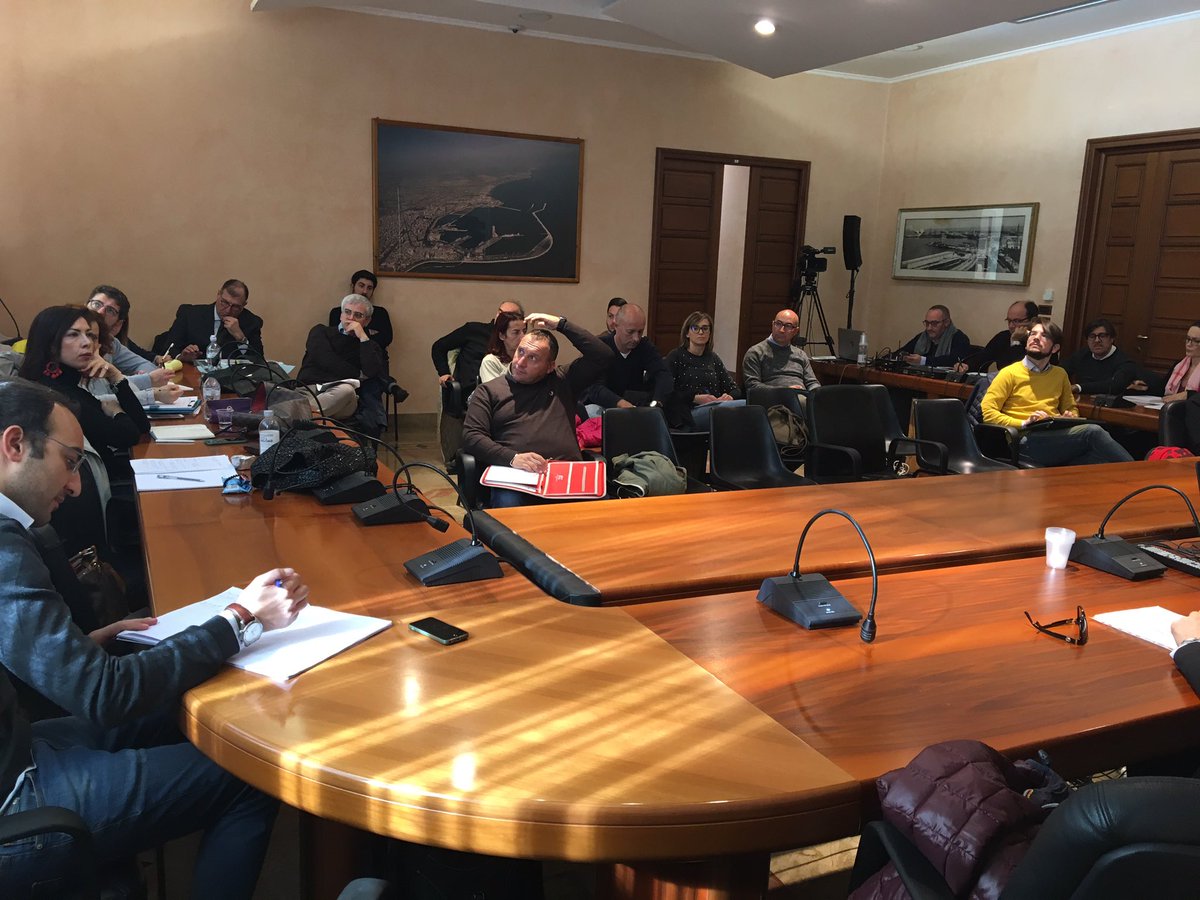 AdSPMAM's tweet photo. “Il tema dei porti nell’ambito della pianificazione distrettuale ” quinta lezione del #master in “#porti #retroporti e #zes “
#students #learn #port #uniba #kickoff2018 @UPGriffi https://t.co/TB0o1pAZex