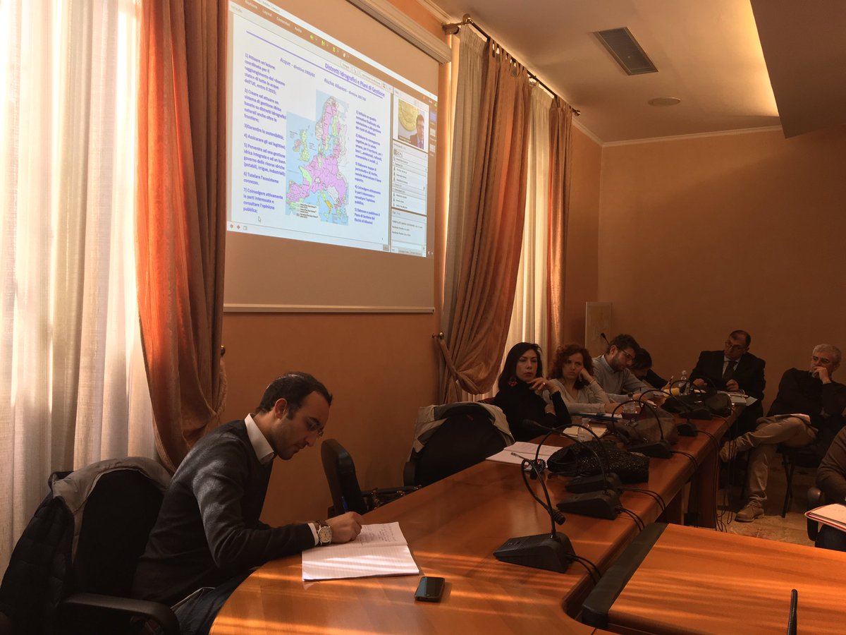 AdSPMAM's tweet photo. “Il tema dei porti nell’ambito della pianificazione distrettuale ” quinta lezione del #master in “#porti #retroporti e #zes “
#students #learn #port #uniba #kickoff2018 @UPGriffi https://t.co/TB0o1pAZex