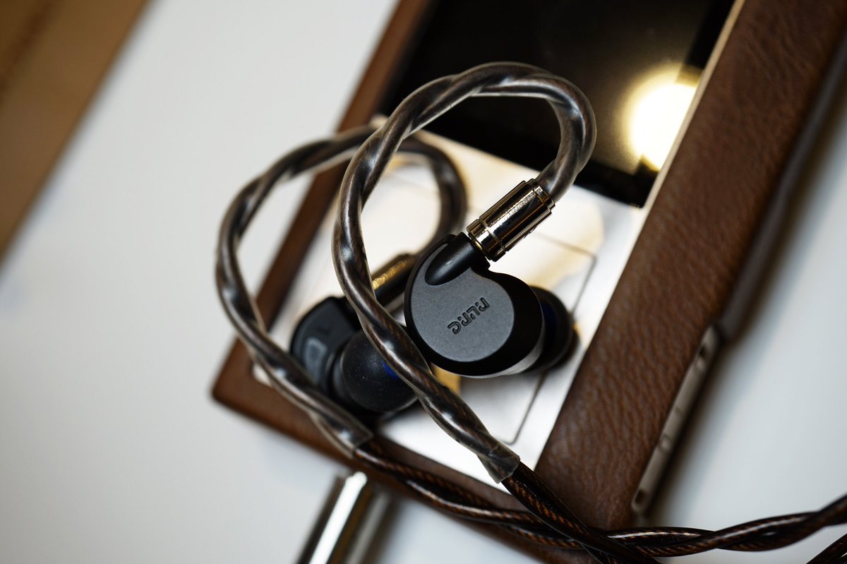 DUNU_Headphone's tweet photo. That Holiday Season Feeling! Best Deals Of Black Friday. Up To 35% Off! Treat Yourself 🎧 #FalconC https://t.co/auxqTsLg32 https://t.co/AWu9Fs1adF