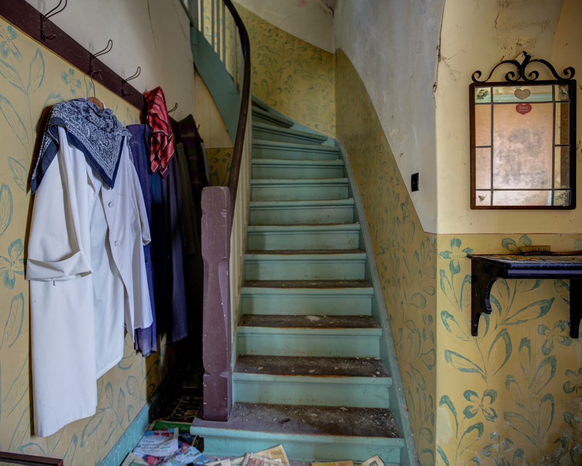 Som <a href="/politiken/">Politiken</a> skrev, så har man 1 mio. spørgsmål i sit hoved efter at have kigget i #ForladteDanskeHjem - en FANTASTISK bog, som er et must under juletræet! forladtesteder.dk/collections/bo… #fredagsbog