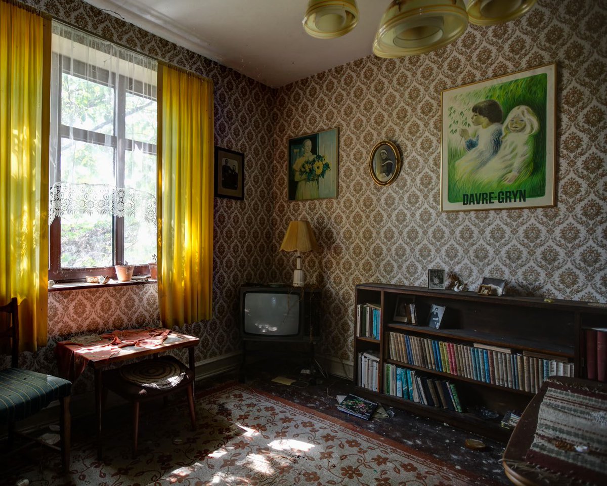 Liberoth's tweet image. Som @politiken skrev, så har man 1 mio. spørgsmål i sit hoved efter at have kigget i #ForladteDanskeHjem - en FANTASTISK bog, som er et must under juletræet! forladtesteder.dk/collections/bo… #fredagsbog