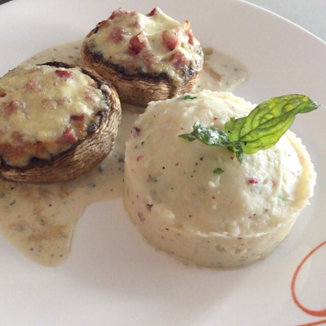 Tennesseeivato's tweet photo. #dailymenu du @Tennesseeivato #champignondeparis farcies 😋🍽#lunchtime #restaurants #suggestiondujour #gourmandises #eaters #fooders #eatingout #tennesseeloungeivato 🤗 https://t.co/V2k7NiEX5j