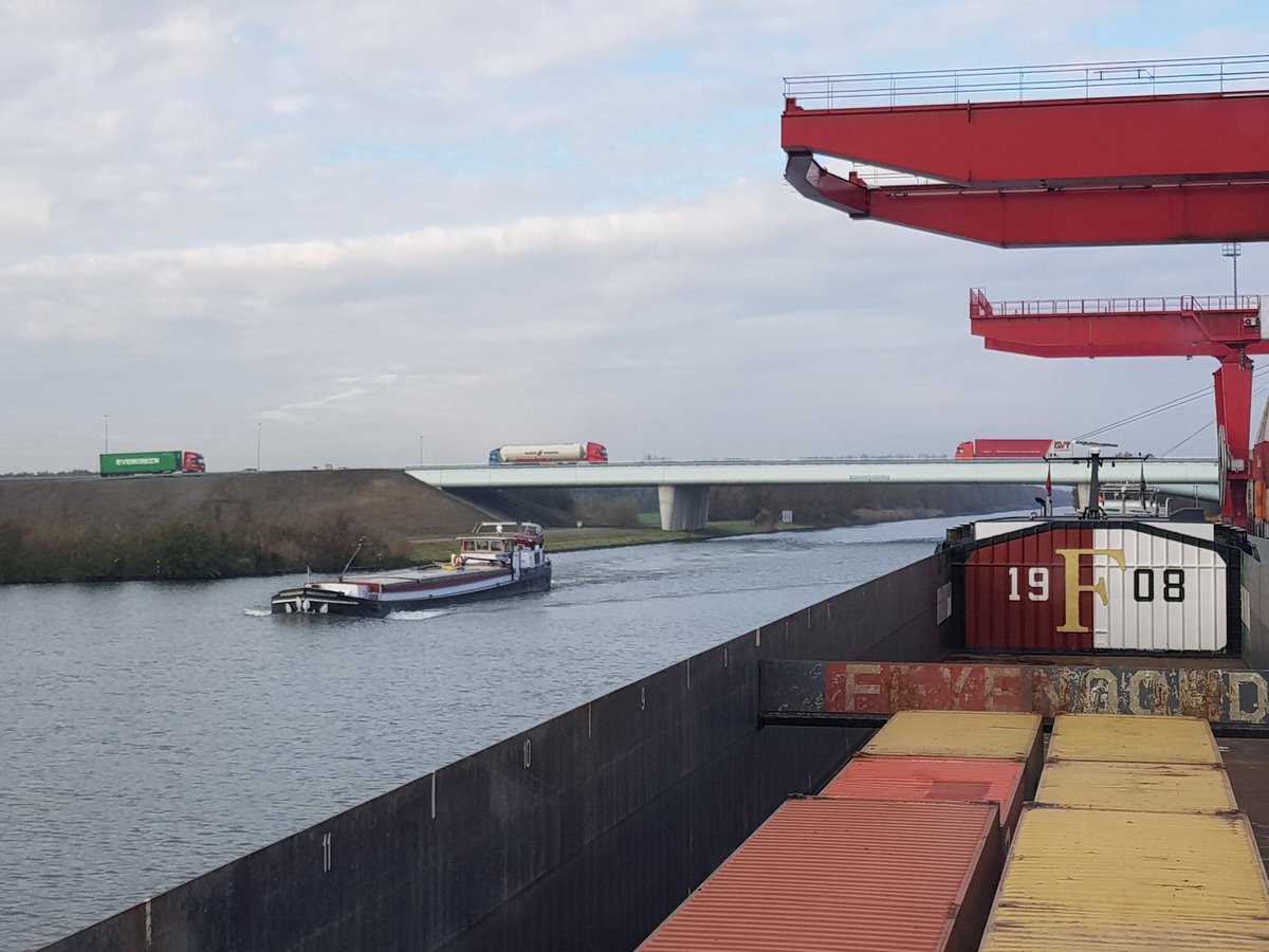 vincentdeboon's tweet photo. @Heerenschip gespot bij de Vossenberg #wilhelminakanaal https://t.co/KUV7P8YUP6