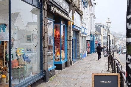 Have a look at our new blog buff.ly/2A4BQwu - Penzance is warming up for the festive period! featuring <a href="/jubileepoolpz/">Jubilee Pool Pz</a> <a href="/The_Mexico_Inn/">The Mexico Inn</a> <a href="/edgybooks/">Rachael Howorth</a> <a href="/etsymakers/">Etsy Makers Cornwall</a> <a href="/newlynfilmhouse/">Newlyn Filmhouse</a> #wdyt