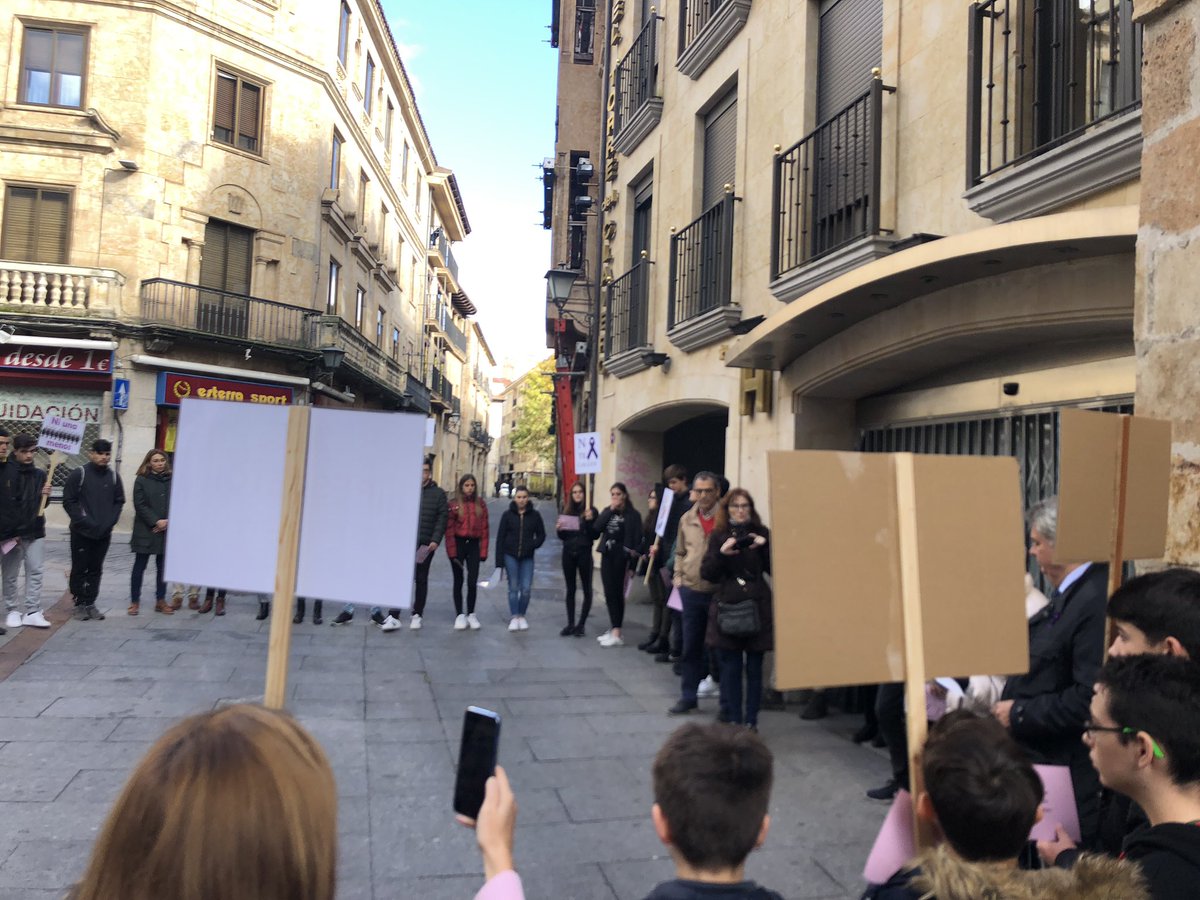 jonesesparza's tweet photo. Hoy, como no podía ser de otra manera, nos sumamos a la concentración convocada por el @icasalamanca contra la Violencia de Género. 44 asesinatos/víctimas de esta firma de terrorismo en lo que va de 2018 #ViolenciaContraLaMujer #abogados #IgualdadDeGénero https://t.co/xiECTkFbOr