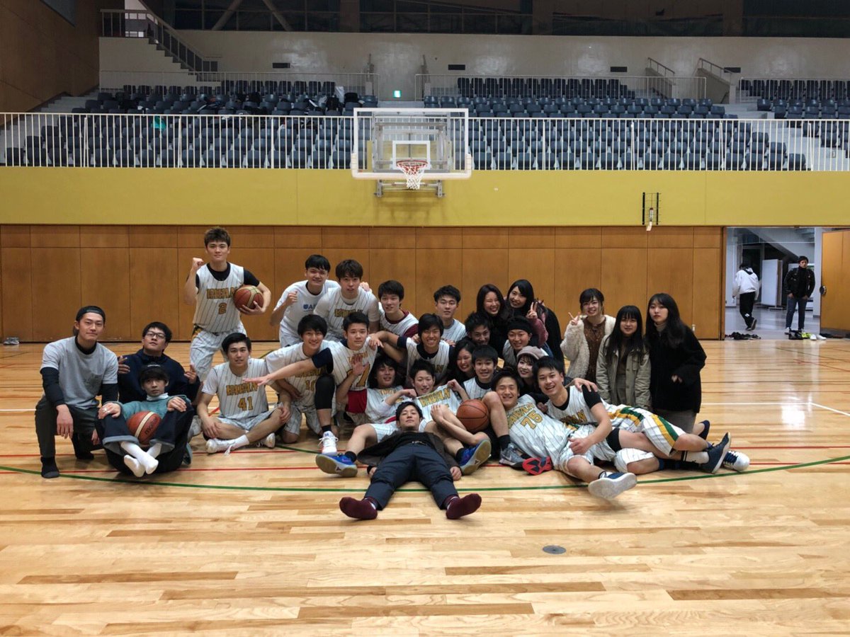 VAVAN9's tweet photo. 先日のことですがVAVAN三回生は引退しました！！

素晴らしく学のない後輩。そしてマネージャーのみんな。もちろん頭悪い三回生。

最高なサークルでした。

次からは二回生と一回生の代になるので楽しみながら仲良くがんばってください！！！

お世話になりました。ありがとう！

to VAVAN https://t.co/vmGwmcX7aa