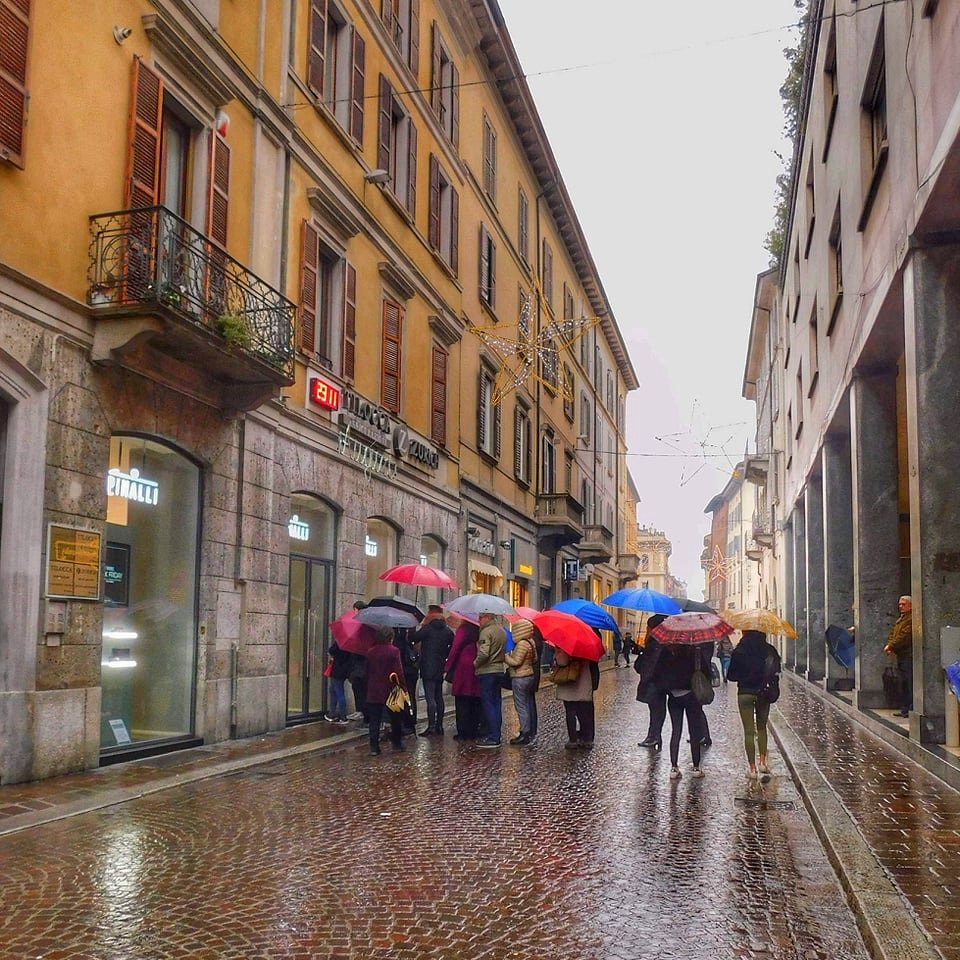 ViolinaStonata's tweet photo. Effetto Black Friday a Pavia in Corso Cavour , con tanto di ombrelli ☂️☂️
#pavia #corsocavour #BlackFriday2018 https://t.co/vAiKcqObSX