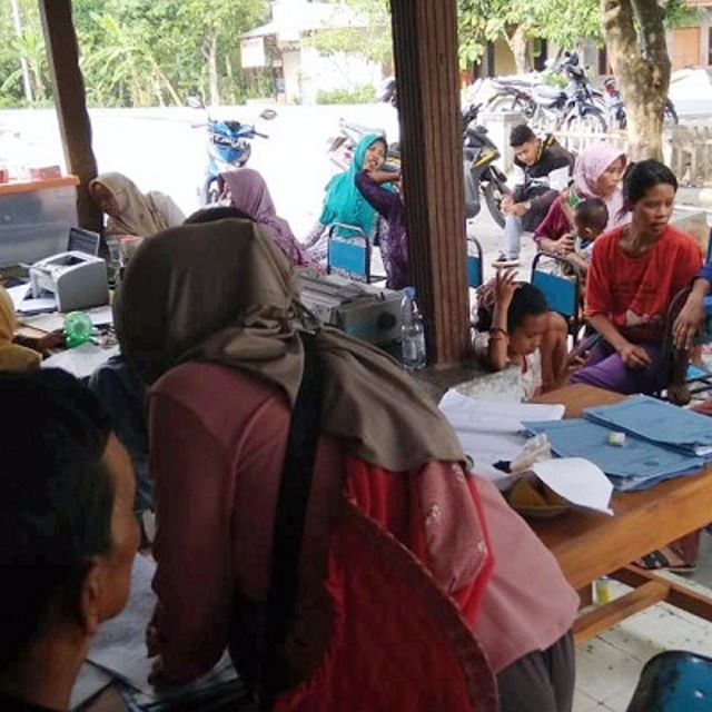 BMenyapa's tweet image. Di sejumlah kawasan di Kabupaten Blora, sinyal internet yang lemah menjadi kendala tersendiri dalam melakukan perekaman KTP Elektronik. #KTP #CAPIL 
goo.gl/MbJcTG ift.tt/2AiRGDx