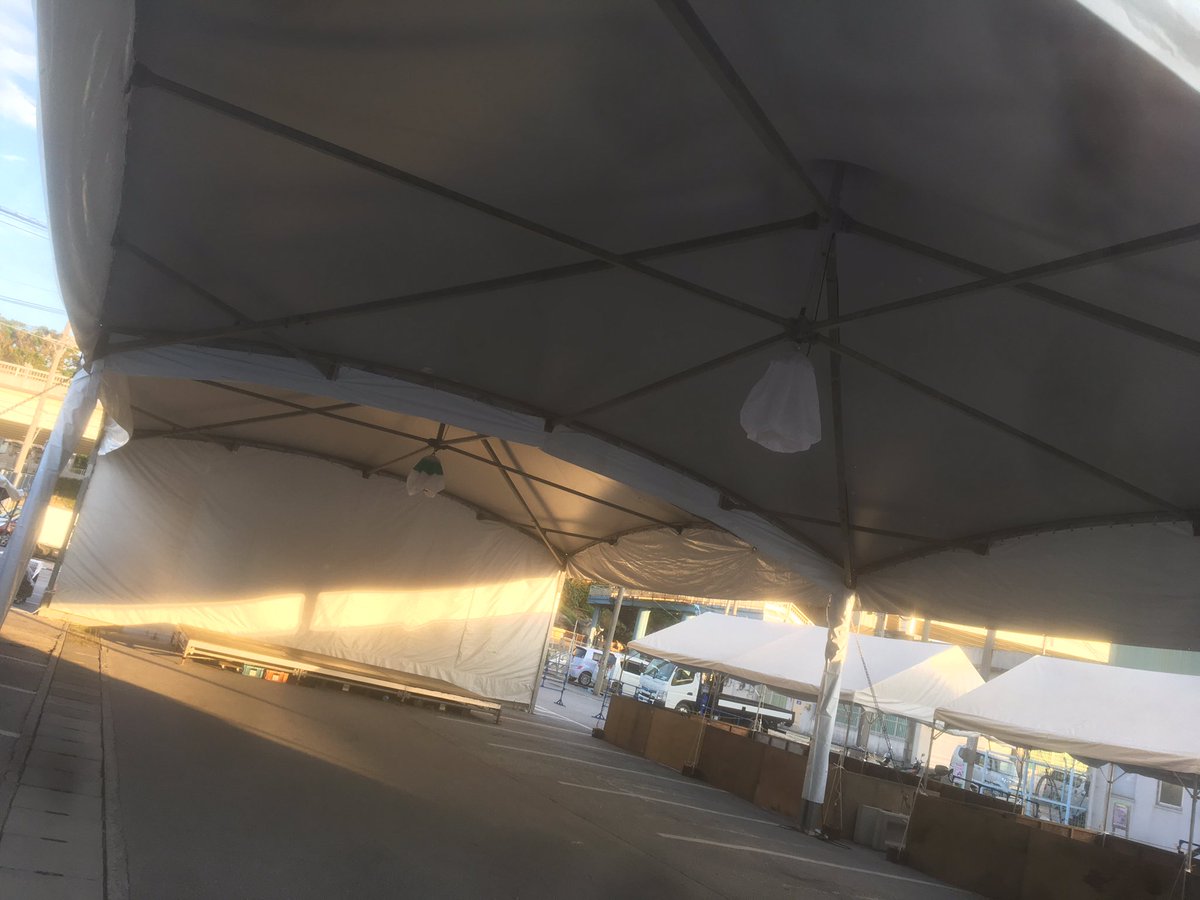 rkL97tU1sCmvPVh's tweet photo. 今日は那覇市の泊いゆまちでマグロレシピ選手権の会場設営のお仕事でした！
スタッフの中には慣れていない人もいたけど周りの先輩方達のおかげでスムーズに作業が出来ました^^
今日初めて出てくれたスタッフもすごく頑張っていました〜！😆
明日も頑張りましょ〜！！💪💪 https://t.co/FhgQbiLaC8
