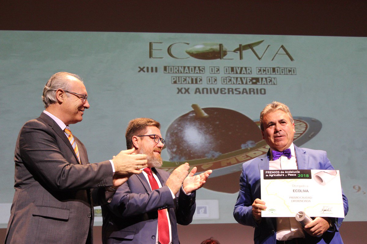 JuanBalbinGa's tweet photo. En la entrega de los Premios de Agricultura y Pesca una muestra “inequívoca” del “enorme talento” de Andalucía. Entre los premiados está la Feria Ecoliva de Puente de Génave (Jaén), con su divulgación trascendental de los valores del aceite de oliva virgen extra ecológico. https://t.co/5kIOrlQITb