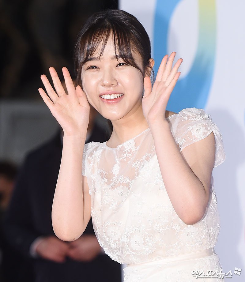 [181123 청룡영화제 레드카펫(기사사진)]
향기 왜이리 춥게입었어 ㅠㅜㅠㅜ 내 목도리 던져줄뻔 ㅠㅜㅠㅜ
#청룡영화제 #청룡영화상 #김향기 #신과함께 #KimHyangGi