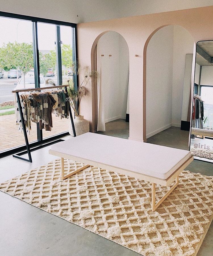 zebradc_es's tweet image. 🔝This was the result obtained by the Nikkou store in Australia.

✍️A design based on huge curves and femenine colors.

🤗A store that transmits a calm effect with makeup tones. All according to a quiet Japanese design.

#designstore