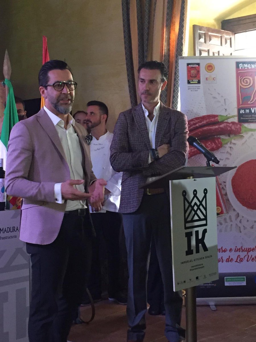 pimenton_vera's tweet photo. Estamos en Jarandilla De la Vera, en #imperialkitchenspain, con el chef verato @QiqeDacosta https://t.co/iQq1upT9iC