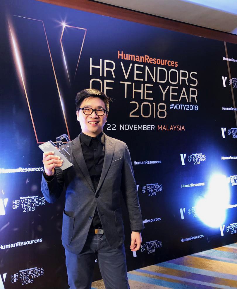 swingvyofficial's tweet photo. We've won 𝑩𝒆𝒔𝒕 𝑯𝑹 𝑺𝒕𝒂𝒓𝒕-𝒖𝒑 𝒄𝒂𝒕𝒆𝒈𝒐𝒓𝒚 𝒂𝒕 𝒕𝒉𝒆 𝑯𝑹 𝑽𝒆𝒏𝒅𝒐𝒓𝒔 𝒐𝒇 𝒕𝒉𝒆 𝒚𝒆𝒂𝒓 2018, 𝑴𝒂𝒍𝒂𝒚𝒔𝒊𝒂 yesterday! Here's our Head of Payroll Nicol Chng looking very sharp and sleek last night. ✨
#teamswingvy #swingvy #HRVOTY2018 https://t.co/1TQkd1hFZe