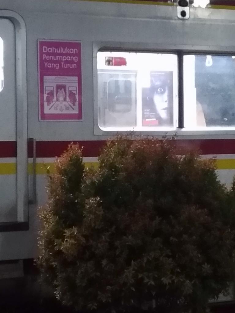 ga paham lg sama yg pasang poster ini di kereta. kebayang ga nunggu kereta terakhir di stasiun yg sepi.. *eh emang stasiun pernah sepi? 🙄 <a href="/krlmania/">Roker KRLmania</a>