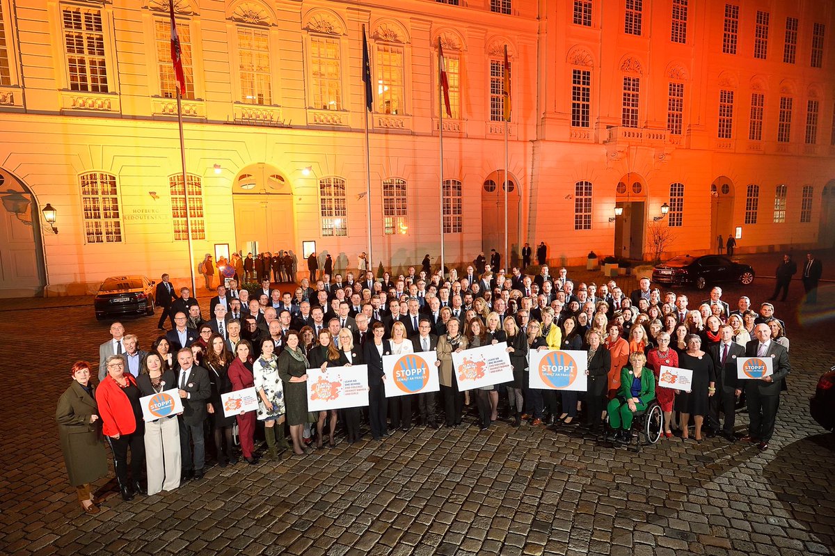 Am 21. November setzte der österreichische Nationalrat ein oranges Zeichen gegen Gewalt an Frauen und Mädchen. 
Das #parlamentsgebäude am #josefsplatz erstrahlt in #orange
#orangetheworld #stopptgewaltanfrauenundmädchen  #unwomenaustria #endviolenceagainstwomen #16days #activism