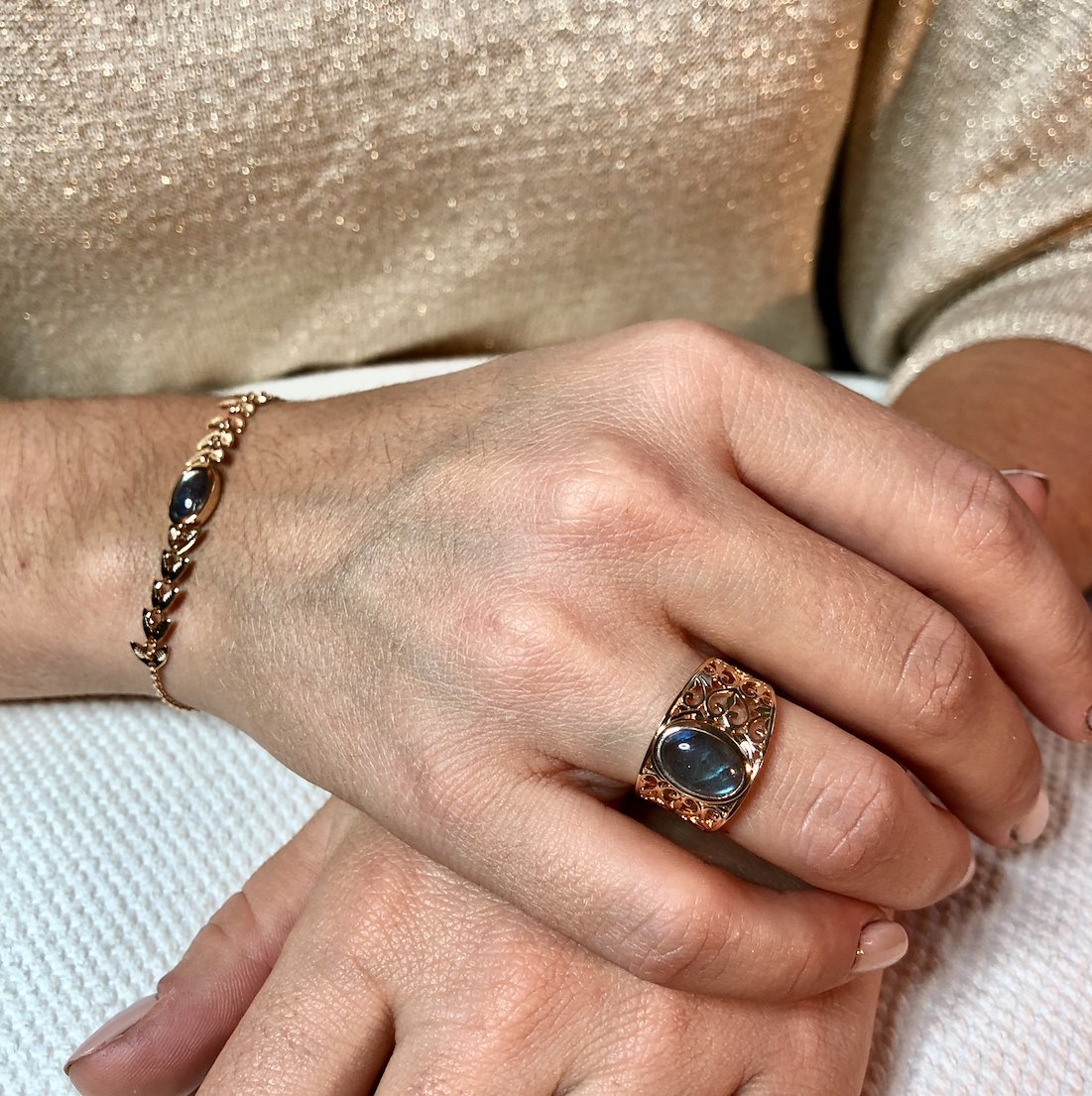 Bijoux_zanzybar's tweet photo. /BAGUE/ du Black Friday c'est toi qui me plaît ! Notre jolie Parure en Pierre Labradorite bleu c'est par là 👉🎁
#baguetendance #baguedujour #baguebohème #baguechic  #baguedecreateur #bagueoriginale #baguemode #baguecadeau #cadeaubague  #baguemadeinfrance https://t.co/1vNef6aP3A