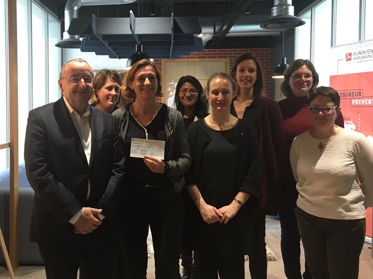 SuravenirASSUR's tweet photo. [RSE] @rse_sa Remise d’un chèque à l’asso Sa Vie suite à la vente de l’ancien mobilier de bureau. Un acte concret pour soutenir la recherche et les familles ayant perdu un enfant du syndrome de la mort subite du nourrisson. Beaucoup d’émotion, merci 🙏💪 https://t.co/7iQpTPOWgd