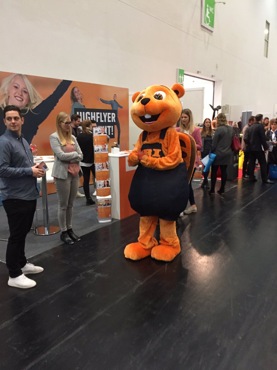 UNIGLOBALE's tweet photo. Alte Bekannte. Das #Obihörnchen ist auch wieder am Start und verbreitet gute Laune am @_ObiBaumarkt Stand. #studyworkconnect #Absolventenkongress #Absolventenkongress2018 https://t.co/o9etW0HfMi