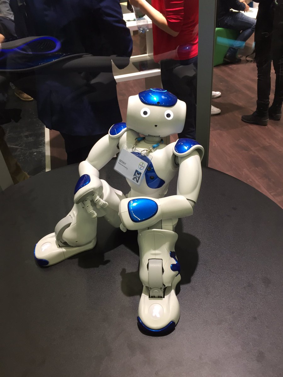 UNIGLOBALE's tweet photo. Der Personalmarketing Manager der Zukunft. Dürfen wir vorstellen: Benny! @Bayer setzt auf innovative Standbesetzung. Finden wir cool. Aber die menschliche Standbesetzung ist einfach noch netter. #studyworkconnect #Absolventenkongress #Absolventenkongress2018 https://t.co/OTbXs6syk8