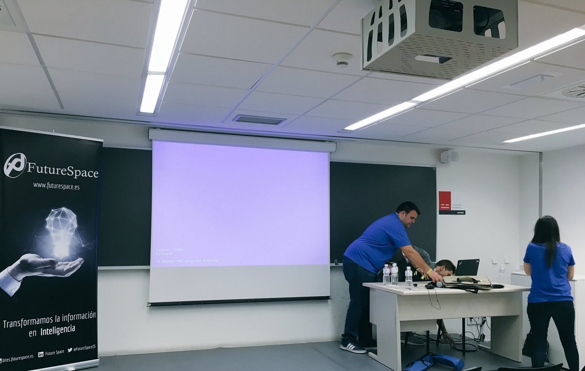 FutureSpaceES's tweet photo. Recuerda que tienes una cita en track7! #SmartGraph analítica reactiva de Grafo a gran escala! Ya tenemos a nuestros chicos preparados! @henarmdominguez @ftlopezhuertas #DanielGraña #comfuture #commitconf2018 https://t.co/4dOUjz48es