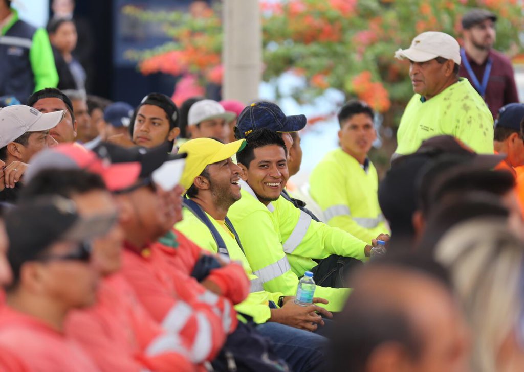 marialevicuna's tweet photo. Acompañamos al Presidente @Lenin en el inicio de la rehabilitación del Aeropuerto de Manta que en un lapso de 18 meses estará listo para el uso de ecuatorianos y extranjeros.
¡Vamos adelante, a Manabí unida y de pie no la para nadie! 

#ObrasAeropuertoManta 🛫 https://t.co/Z0JwZUKTa1