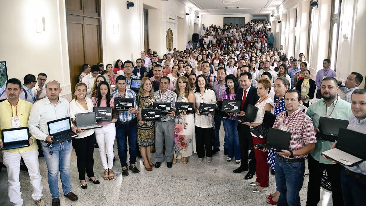 ConstainSylvia's tweet photo. #Cúcuta| Compartimos con docentes del Norte de Santander y somos testigos que la tecnología es fundamental para aportar a la educación de las regiones. #ConstruyendoPaís https://t.co/AIEPDVRy3S