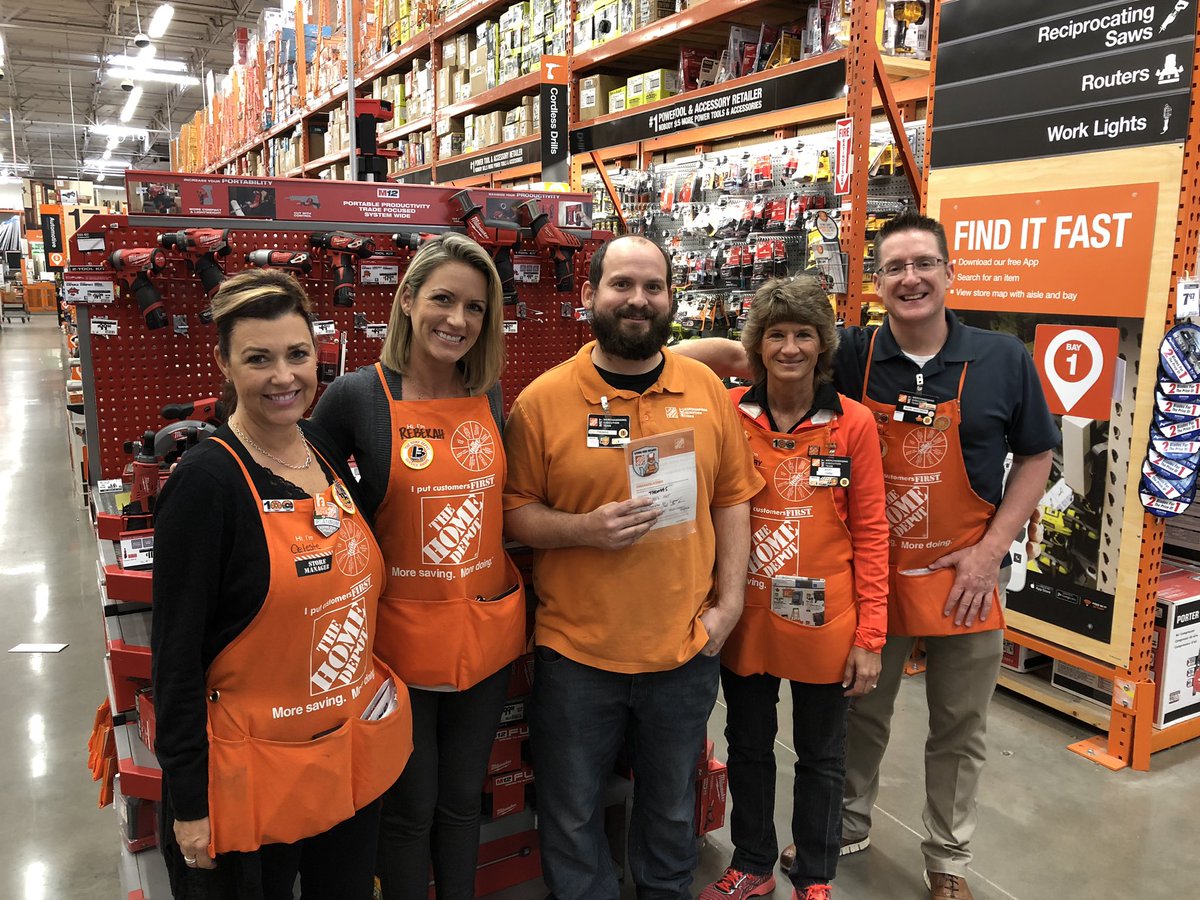OhThatMcKinnon's tweet photo. #Proud to recognize MEA Thomas at 453 for his customer service and amazing Black Friday Support. ๐๐ฝ๐ฅ
#D287BiggerStrongerFaster #OneTeam #WDMETPride @ehaggggg @DHRM_mjackson @JStorrs91 @DJJKsanchez @craigp0453 @cllewallen @rebekahbunn5 https://t.co/3xuP7EyxZC