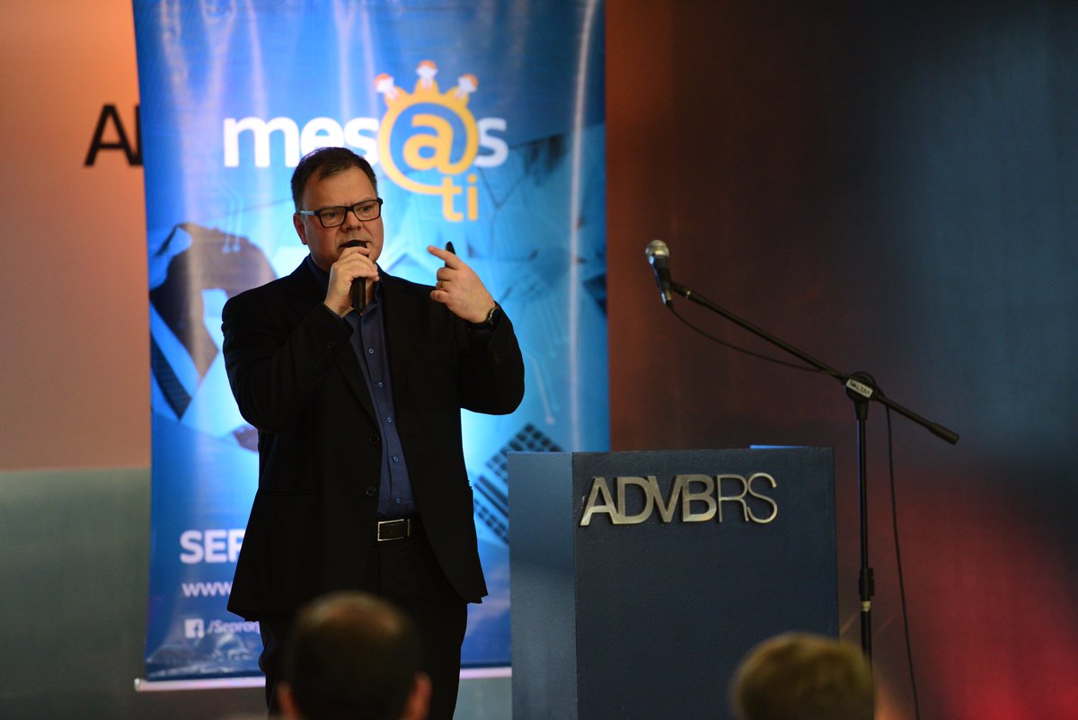 SEPRORGS's tweet photo. O #MesasTI abriu oficialmente os trabalhos do Festival da Transformação, evento realizado pela @advbrs com patrocínio do @SEPRORGS. Palestra de Marcelo Prauchner dando ênfase à participação das emoções na Transformação Digital.
#FT18 #SEPRORGS #ADVBRS https://t.co/wDi1snEYrV