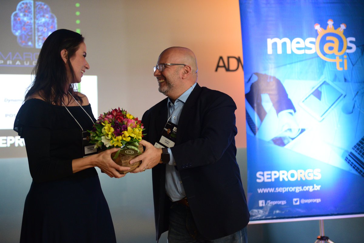 SEPRORGS's tweet photo. O #MesasTI abriu oficialmente os trabalhos do Festival da Transformação, evento realizado pela @advbrs com patrocínio do @SEPRORGS. Palestra de Marcelo Prauchner dando ênfase à participação das emoções na Transformação Digital.
#FT18 #SEPRORGS #ADVBRS https://t.co/wDi1snEYrV