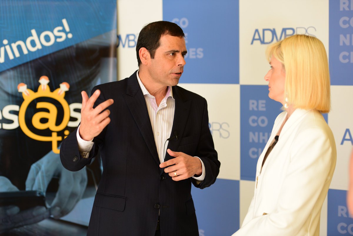 SEPRORGS's tweet photo. O #MesasTI abriu oficialmente os trabalhos do Festival da Transformação, evento realizado pela @advbrs com patrocínio do @SEPRORGS. Palestra de Marcelo Prauchner dando ênfase à participação das emoções na Transformação Digital.
#FT18 #SEPRORGS #ADVBRS https://t.co/wDi1snEYrV