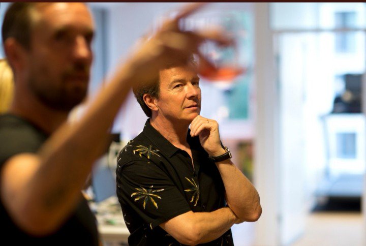 QuiffRick's tweet image. Well really...@rickastley is rocking it as usually but I just get blocked by a blurred hand...not impressed darling x