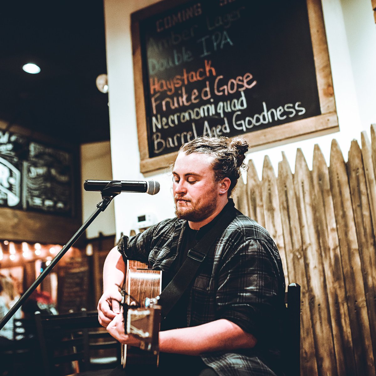 alexcohenacous1's tweet photo. Performing solo In Brunswick ME tonight at Flight Deck Brewing from 6:30 - 8:30 pm :D Then tomorrow night I'm playing Backyard Brewery & Kitchen in Manchester NH from 7-10 pm :D Photo cred: Ian Urquhart Photography
#soloacoustic #soloperformances #martindc160gte #shure #shuremic https://t.co/dVnQZ8Petr