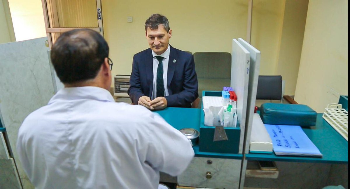 UNAIDS_Pakistan's tweet photo. Leading by an example, @UN Resident Coordinator @NeilBuhne takes #HIV test for upcoming #WorldAIDSDay 2018 in solidarity of #KnowYourStatus
In #Pakistan only 16% key population know their #HIV status & gap that needs to cover is 84%
#PreventTestTreat #LiveLifePositively https://t.co/VE8LZxLptY
