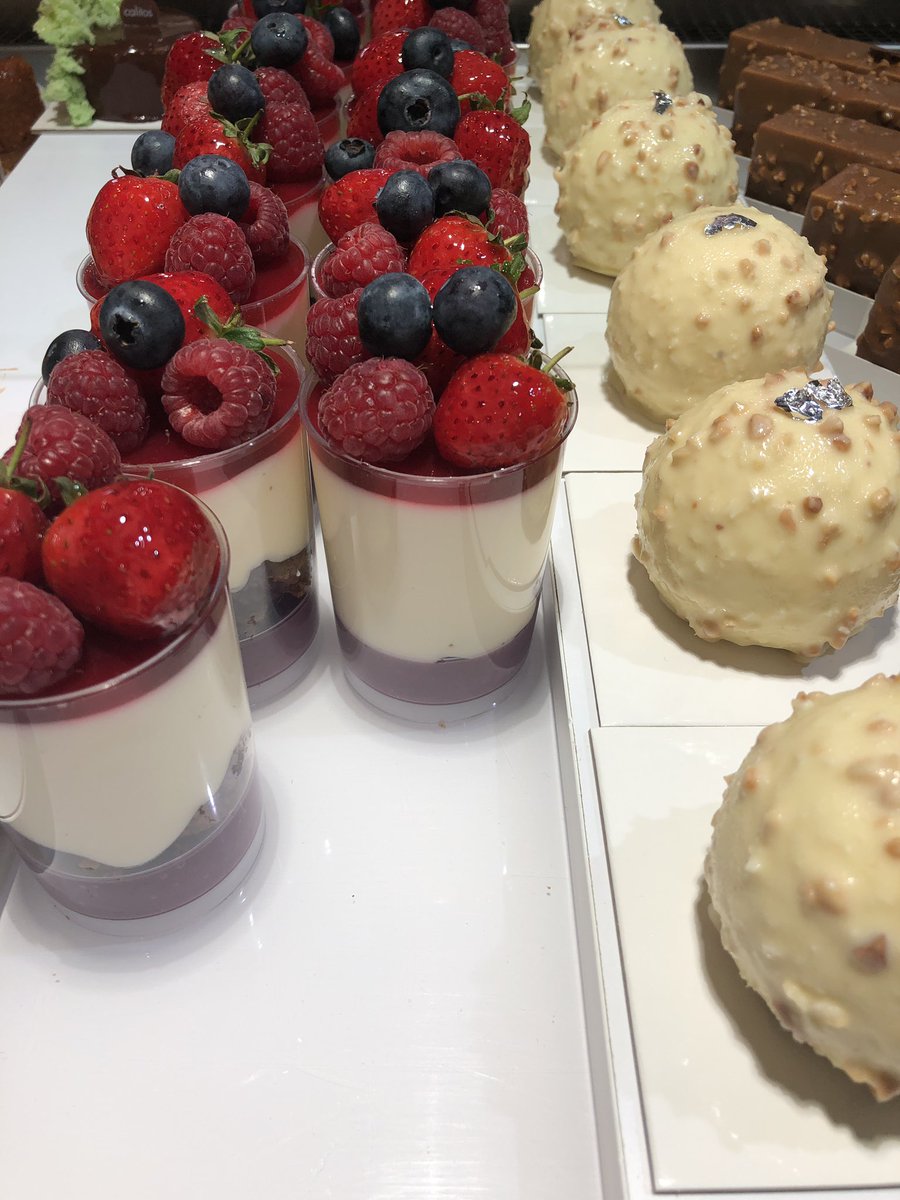 RaulProduTV's tweet photo. Hoy toca tarde dulce en @adirecto estamos en la pastelería #Calitos en #Guadahortuna #Granada un pueblo de 2000 habitantes,que ha recibido el premio a una de las 10 mejores vitrinas de pastelería de #España @MonaMarLeyva @ModestoBarragan @peichsantana @MLorena_C @anarufian https://t.co/xt1Y1Cj1Ue