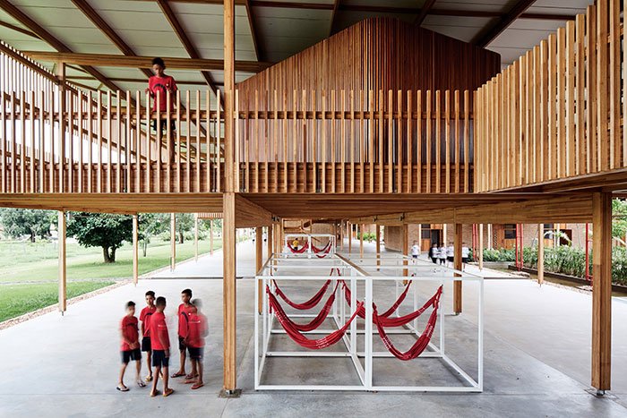 Quer saber como a arquitetura pode mudar a vida das pessoas? Dá uma olhadinha no projeto de <a href="/casaRosenbaum/">Marcelo Rosenbaum</a> e do grupo Aleph Zero "Aldeia das crianças", em Tocantins. Ele desbancou diversas inciativas e recebeu um dos maiores prêmios da arquitetura.  bit.ly/2AgVENf   👏😍