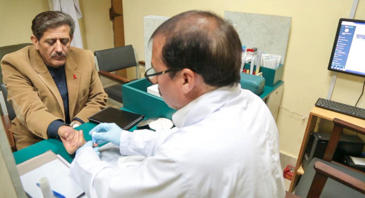 UNAIDS_Pakistan's tweet photo. Dr. Baseer Achakzai, National #AIDS Control Programme Manager sets an example by taking #HIV test on upcoming #WorldAIDSDay to encourage people to #KnowYourStatus to #PreventTestTreat https://t.co/KAoBM9vdXF