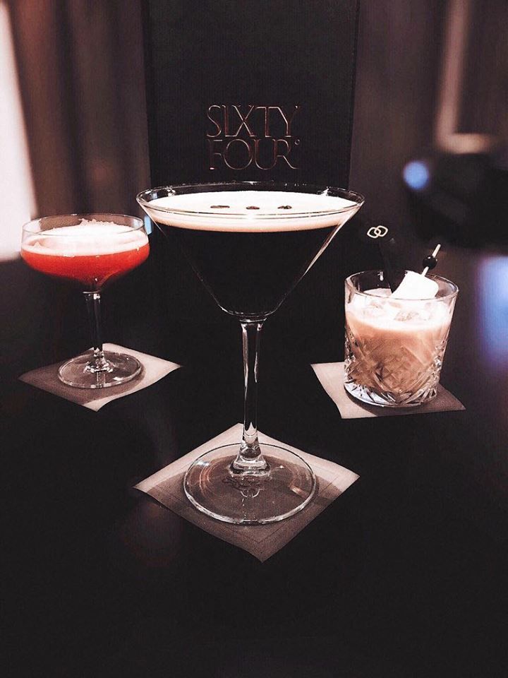 It's cocktail Friday! Venez dégustez et profiter des nombreux cocktails disponibles au SixtyFour° Bar.