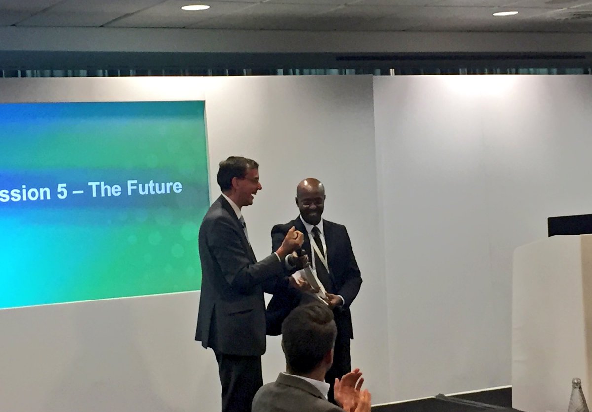 UK National Statistician, John Pullinger, hands of the ‘cricket baton’ to Yusuf Murangwa, Director General of NIS Rwanda. #CHOSC18