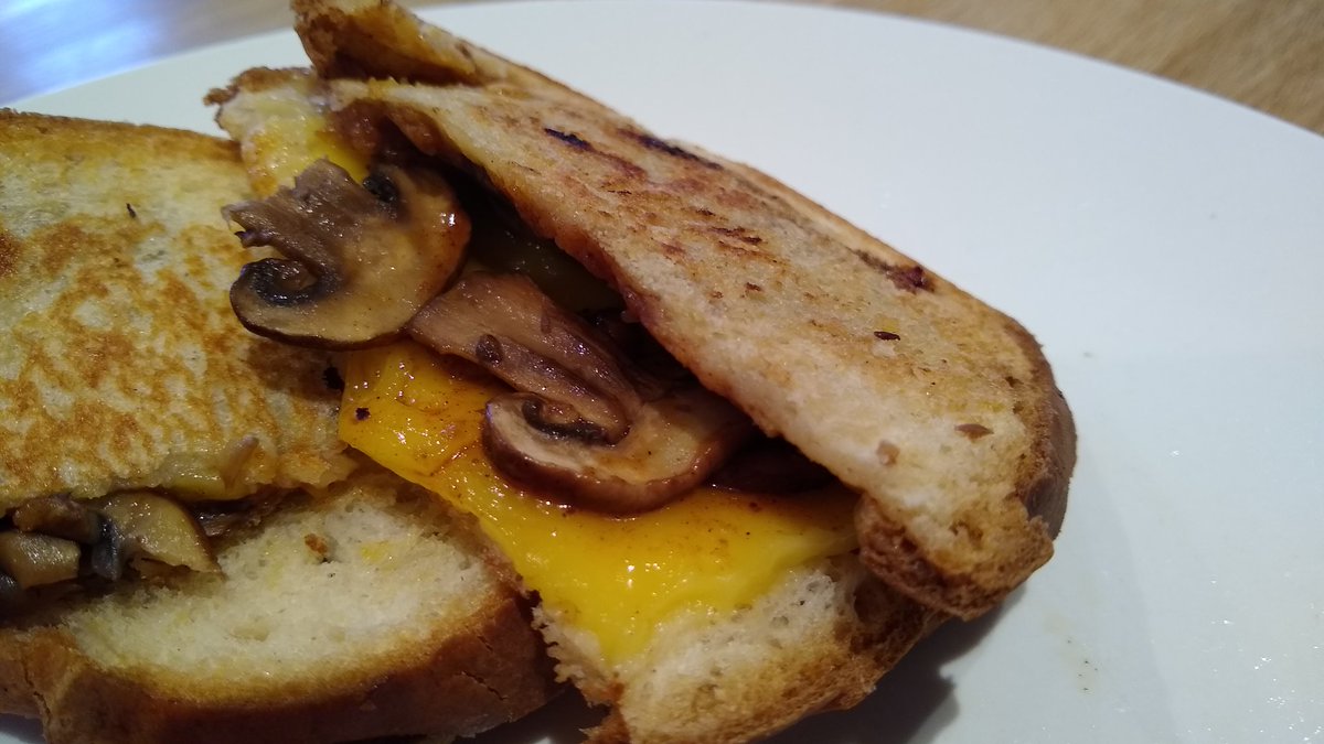 VeganOlive1's tweet photo. Smoked #vegan cheese, mushroom and brown saucetoasties on the lunch menu today ..wish I'd made double #WordlVeganMonth #Govegan #Whatveganseat 😋👌💚🌱👍😀 https://t.co/SROx8cgnZM