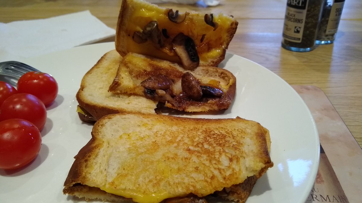 VeganOlive1's tweet photo. Smoked #vegan cheese, mushroom and brown saucetoasties on the lunch menu today ..wish I'd made double #WordlVeganMonth #Govegan #Whatveganseat 😋👌💚🌱👍😀 https://t.co/SROx8cgnZM